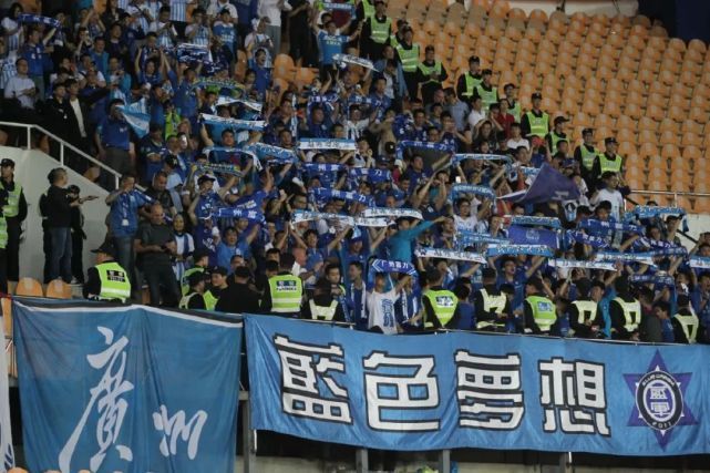 第65分钟，阿尔瓦雷斯中场抢断，福德得球再给到阿尔瓦雷斯，后者送出传中，后点格拉利什小角度攻门得手，曼城2-1卢顿。